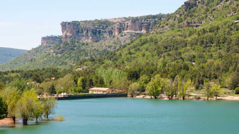 Aguas tranquilas del Pantano de la Toba